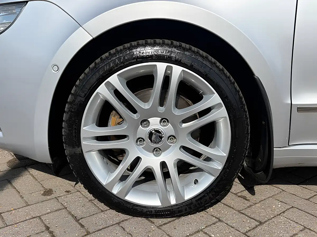Used 2013 Skoda Superb Elegance Silver - Interior and Exterior details 13