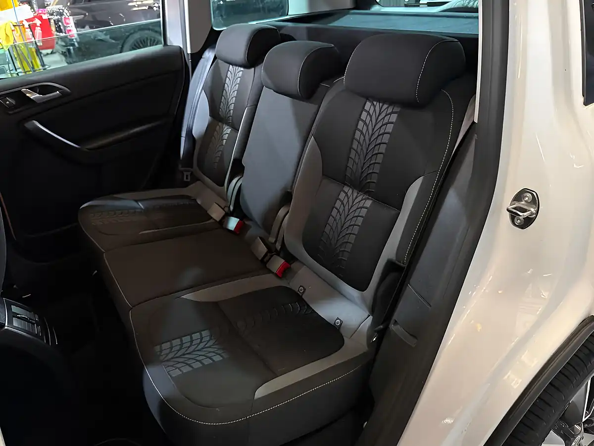 Used 2013 Skoda Yeti Adventure White - Interior and Exterior details 17