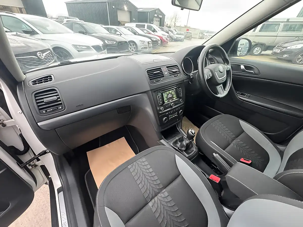 Used 2013 Skoda Yeti Adventure White - Interior and Exterior details 16