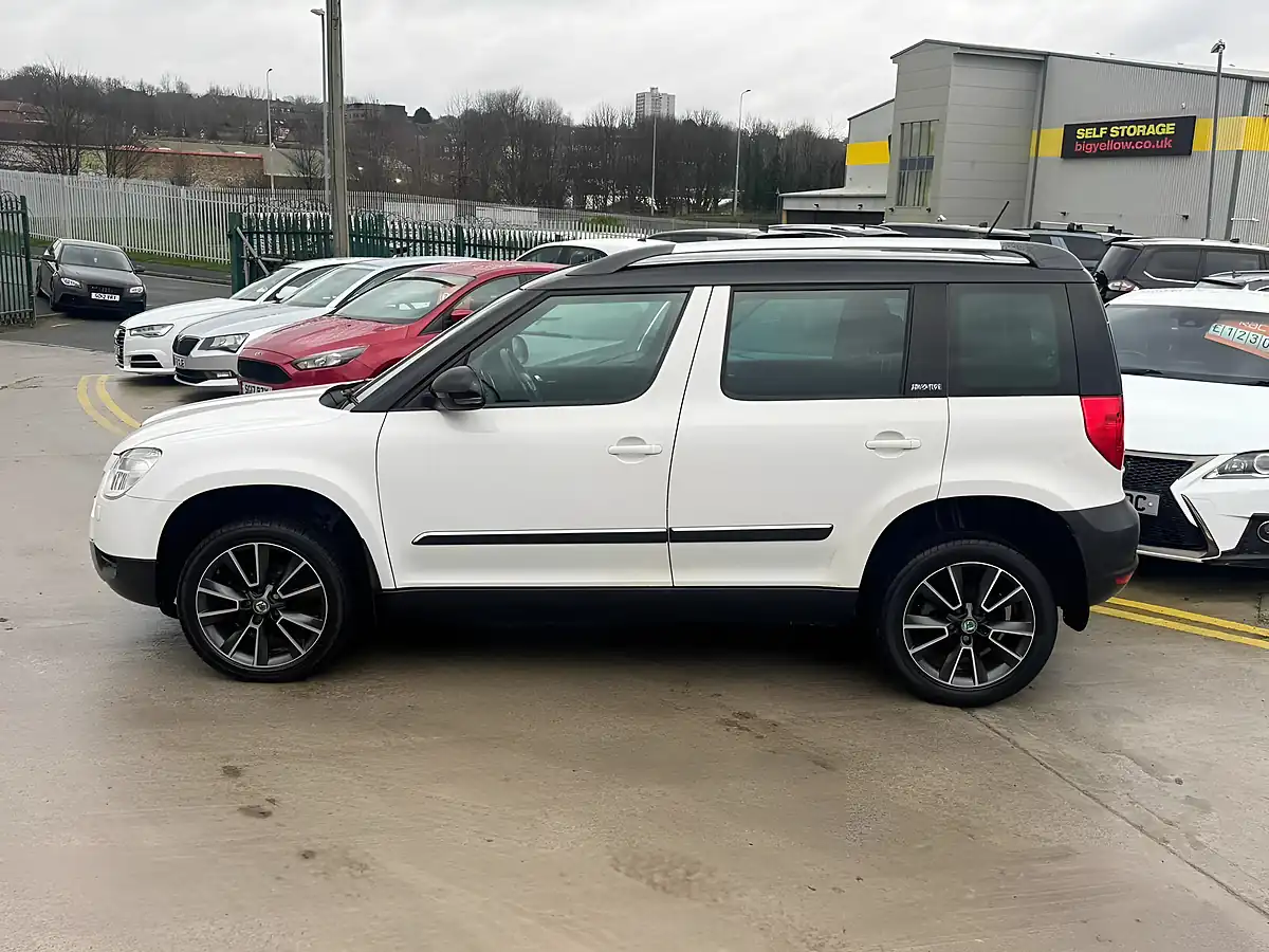 Used 2013 Skoda Yeti Adventure White - Interior and Exterior details 8