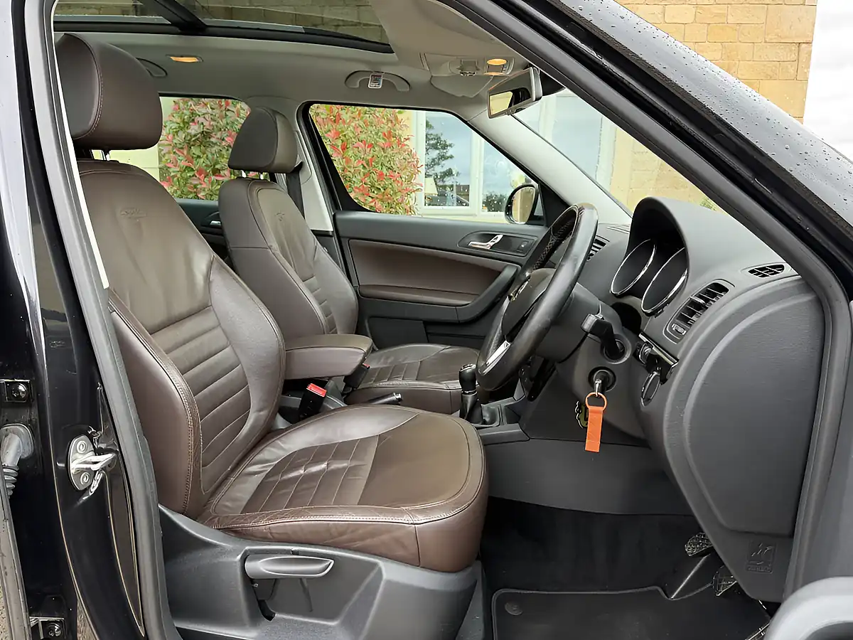 Used 2013 Skoda Yeti Outdoor Laurin and Klement Black - Interior and Exterior details 12