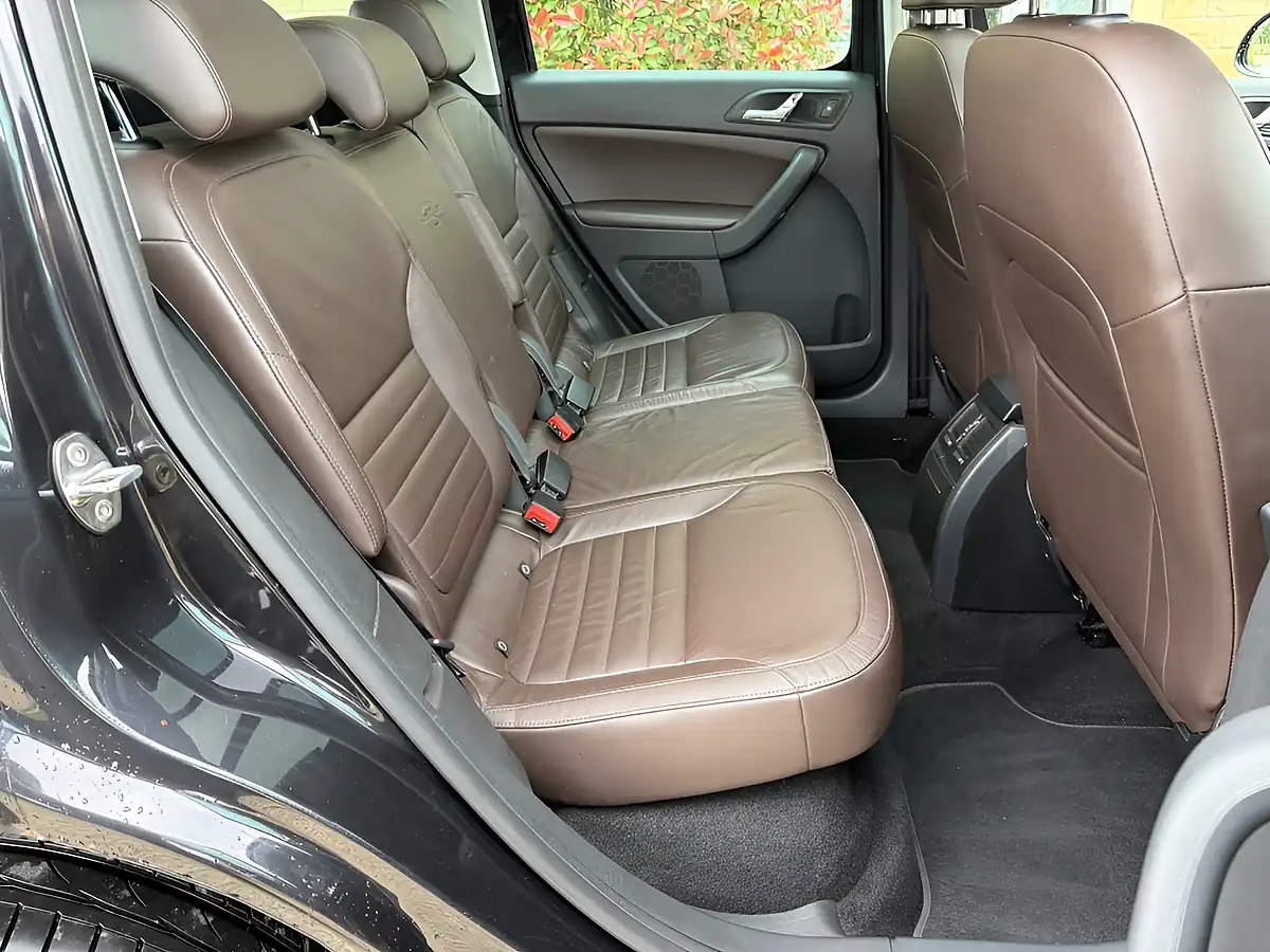 Used 2013 Skoda Yeti Outdoor Laurin and Klement Black - Interior and Exterior details 14
