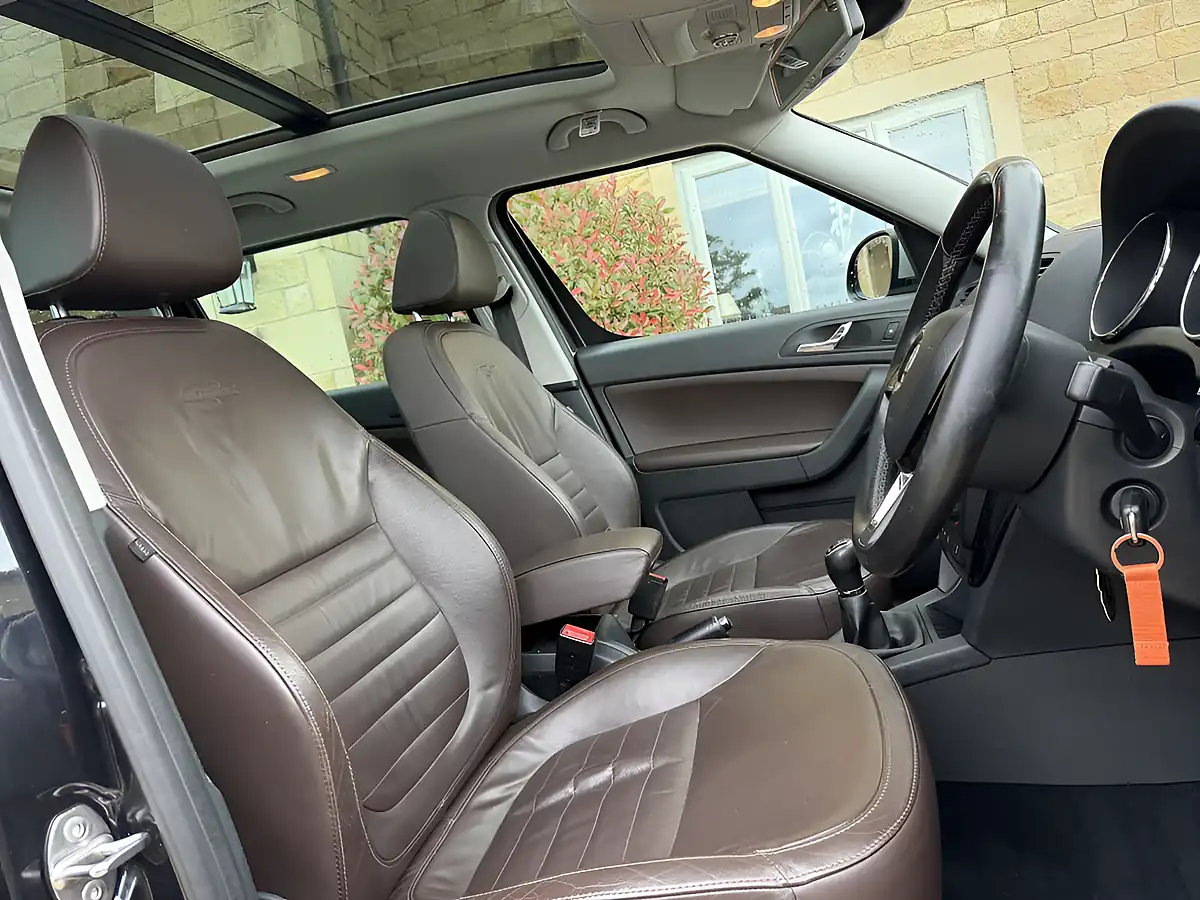 Used 2013 Skoda Yeti Outdoor Laurin and Klement Black - Interior and Exterior details 15