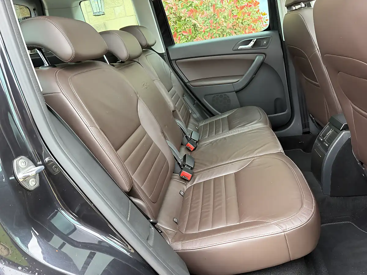 Used 2013 Skoda Yeti Outdoor Laurin and Klement Black - Interior and Exterior details 17