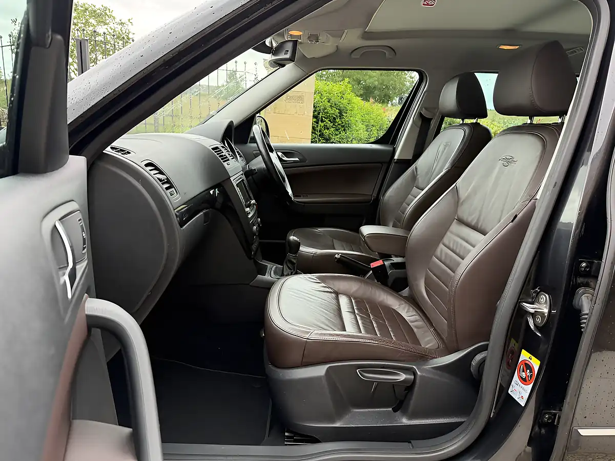 Used 2013 Skoda Yeti Outdoor Laurin and Klement Black - Interior and Exterior details 8