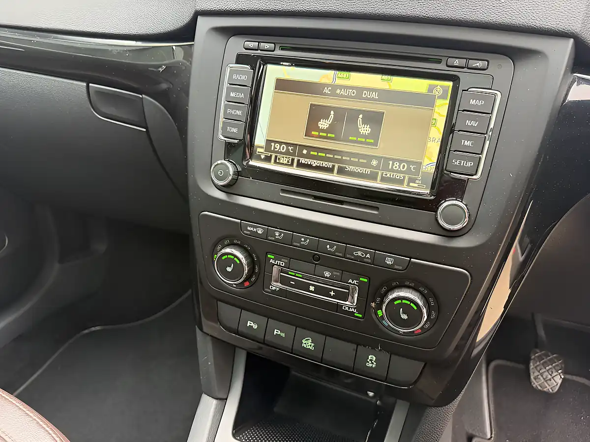 Used 2013 Skoda Yeti Outdoor Laurin & Klement Metallic Black - Interior and Exterior details 10