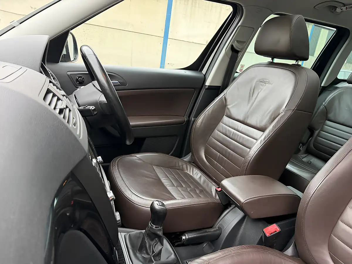 Used 2013 Skoda Yeti Outdoor Laurin & Klement Metallic Black - Interior and Exterior details 16