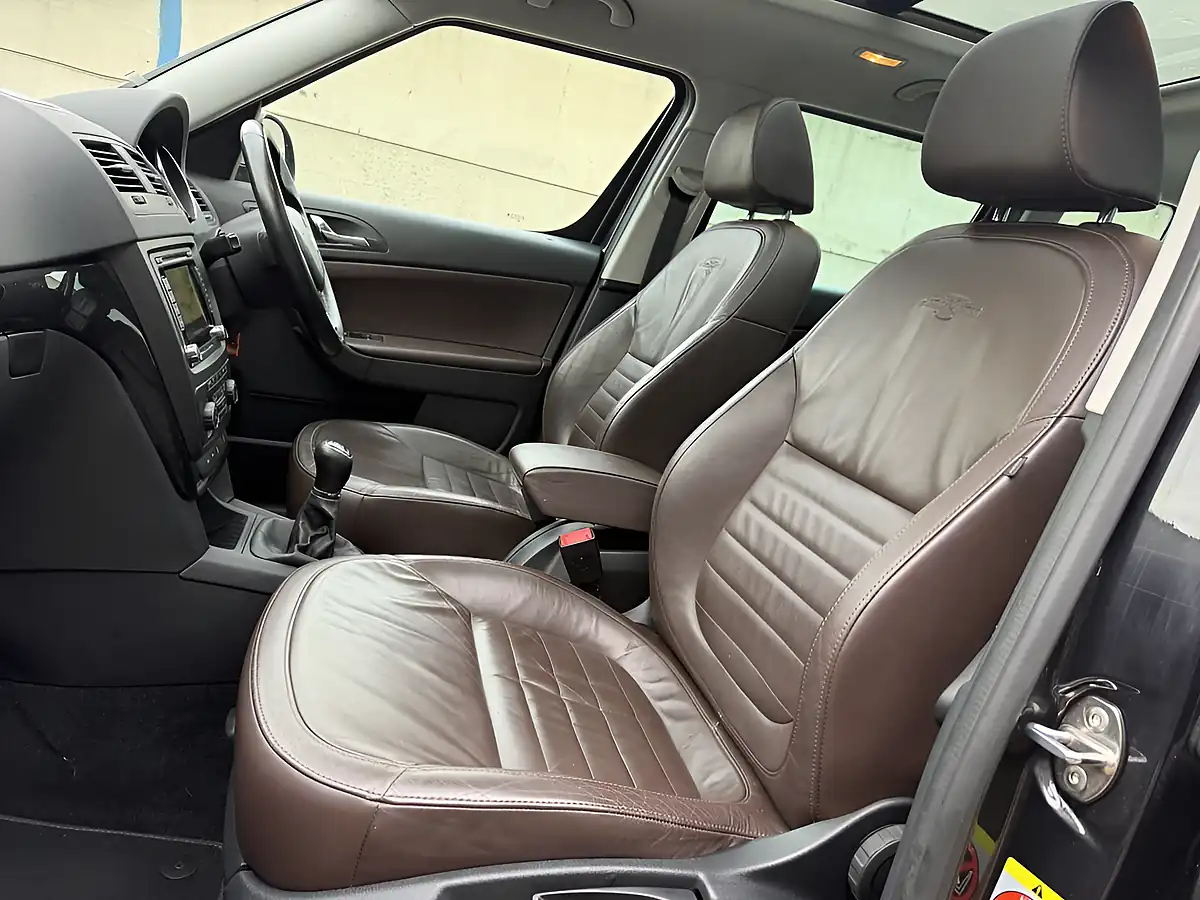 Used 2013 Skoda Yeti Outdoor Laurin & Klement Metallic Black - Interior and Exterior details 17
