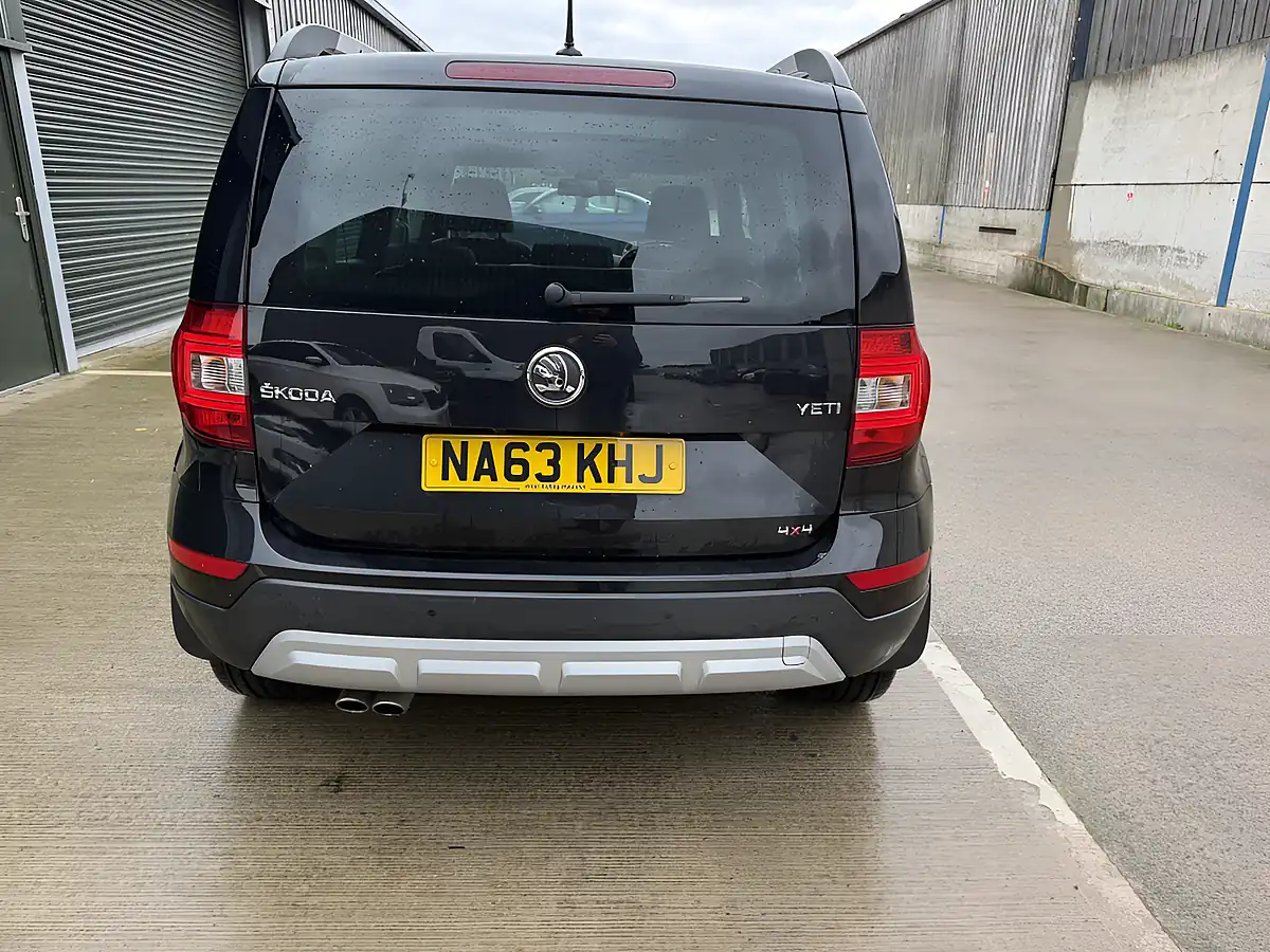 Used 2013 Skoda Yeti Outdoor Laurin & Klement Metallic Black - Interior and Exterior details 4