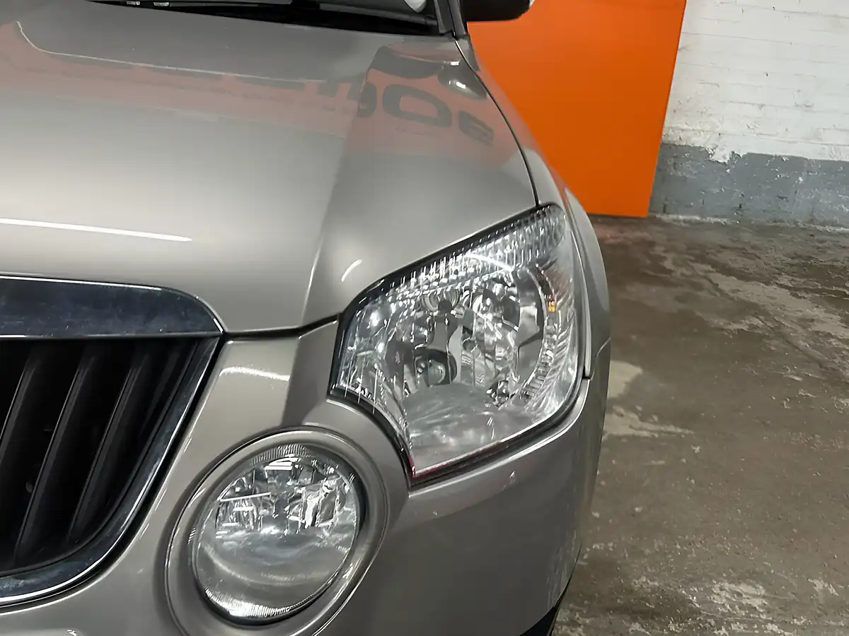 Used 2013 Skoda Yeti S Beige - Interior and Exterior details 16