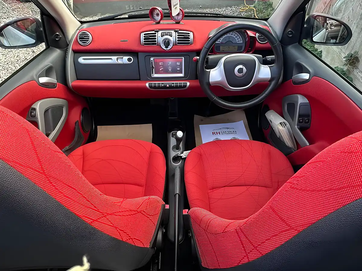 Used 2013 Smart Fortwo Passion Cabriolet Softtouch White - Interior and Exterior details 4