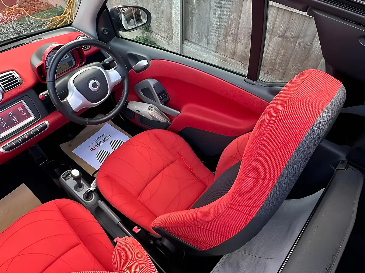 Used 2013 Smart Fortwo Passion Cabriolet Softtouch White - Interior and Exterior details 5