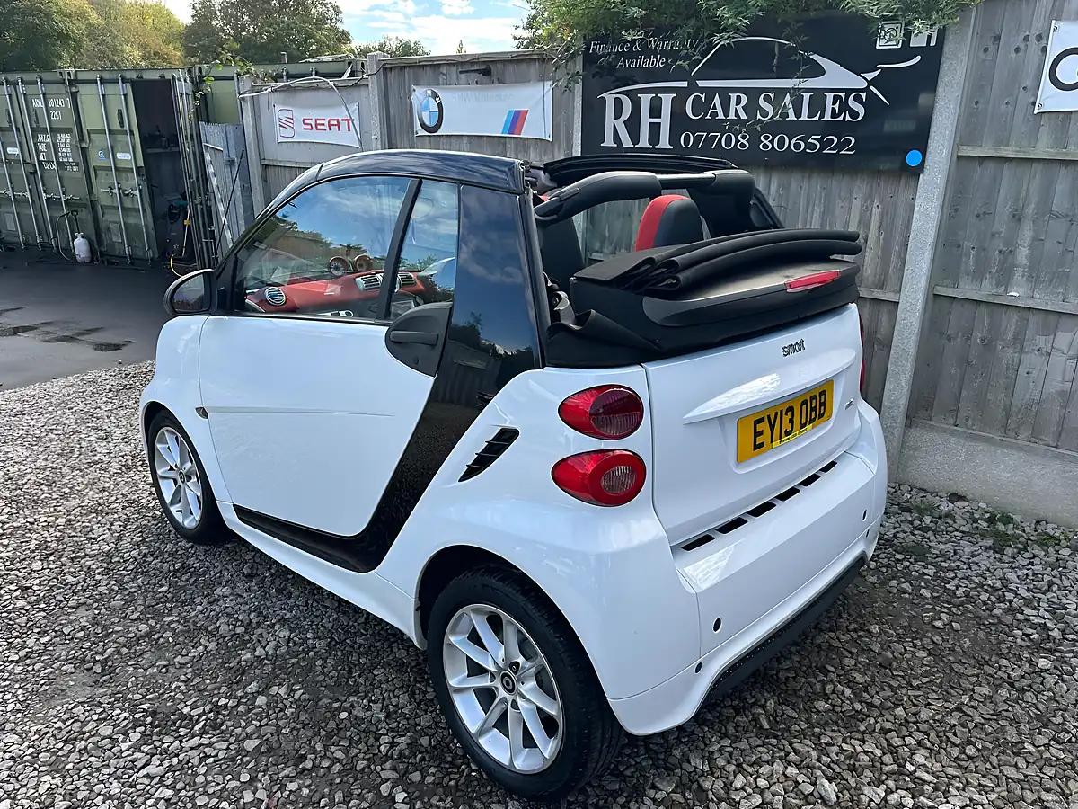 Used 2013 Smart Fortwo Passion Cabriolet Softtouch White - Interior and Exterior details 6