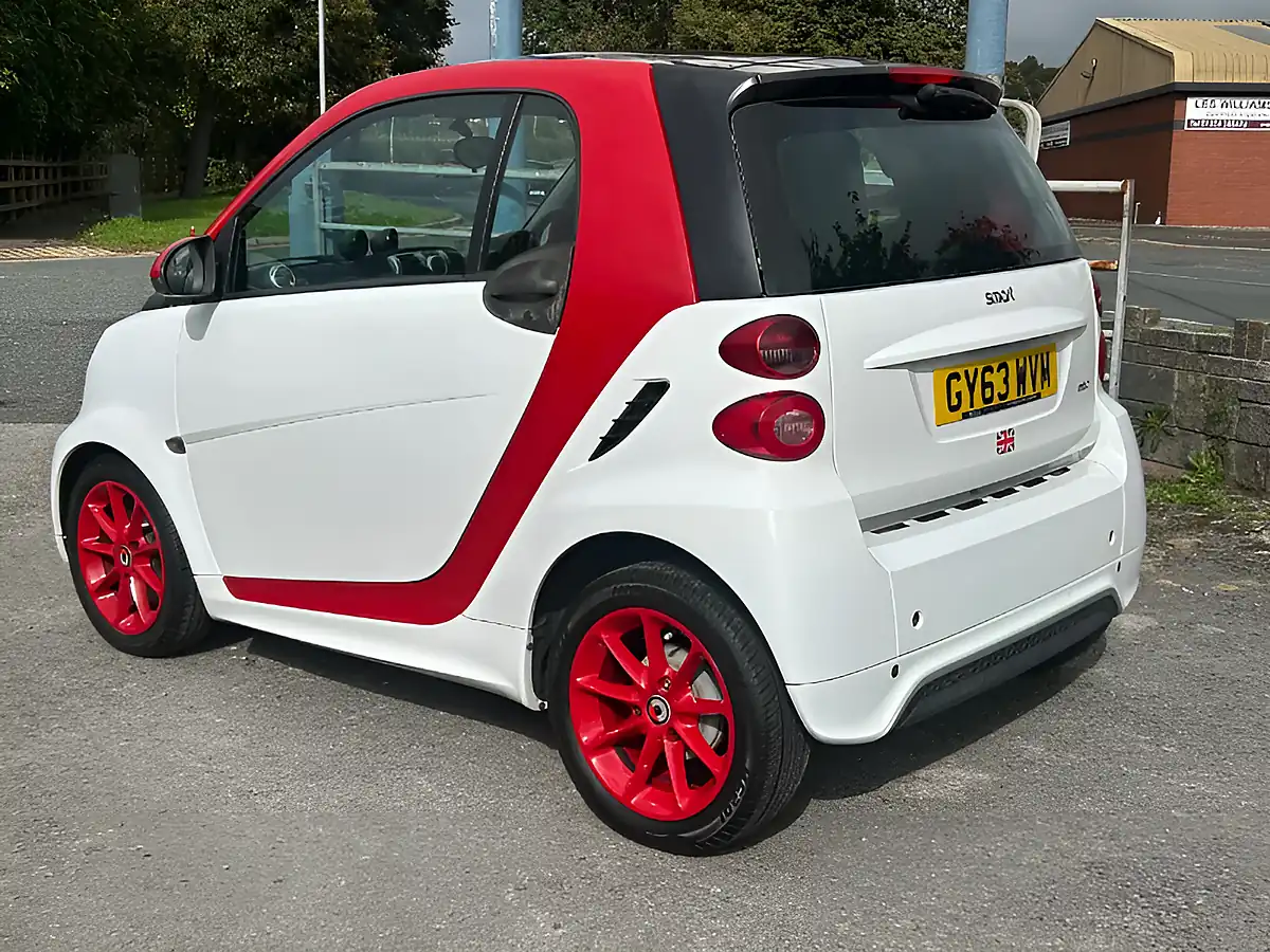 Used 2013 Smart Fortwo Passion White - Interior and Exterior details 4
