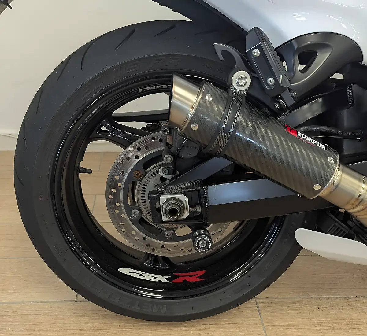 Used 2013 Suzuki GSX1300R Hayabusa 1300 White - Interior and Exterior details 18