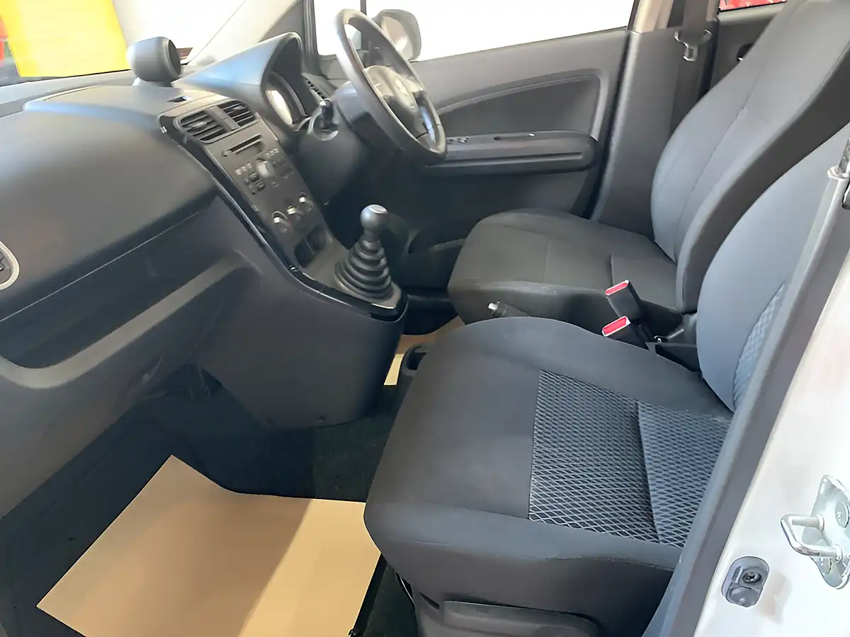 Used 2013 Suzuki Splash SZ3 White - Interior and Exterior details 19