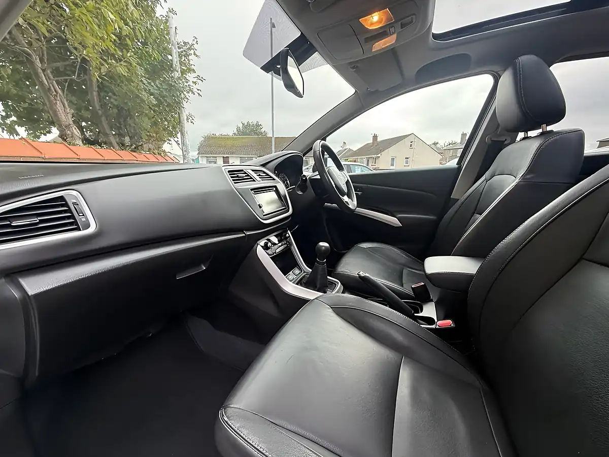 Used 2013 Suzuki Sx4 S-Cross SZ5 White - Interior and Exterior details 13