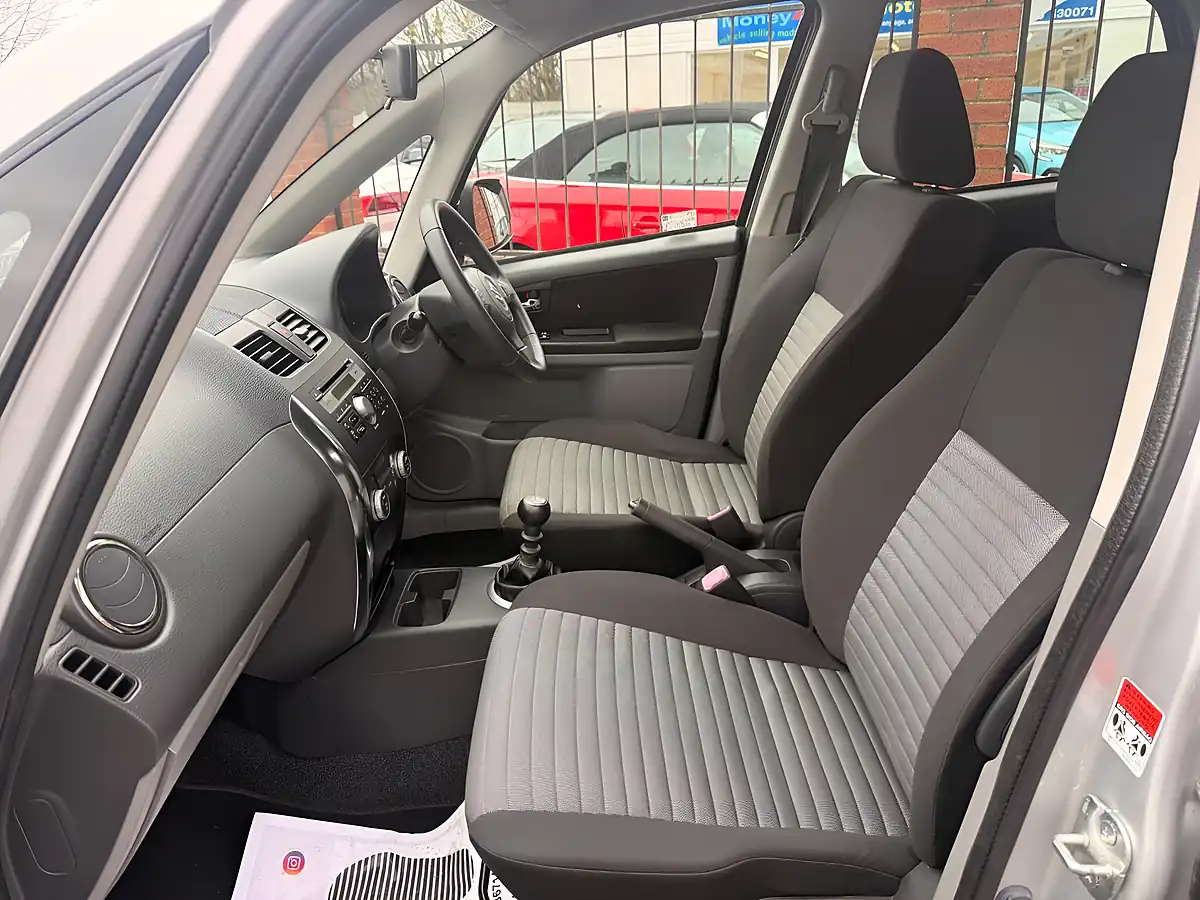 Used 2013 Suzuki SX4 SZ5 4Grip Silver - Interior and Exterior details 10
