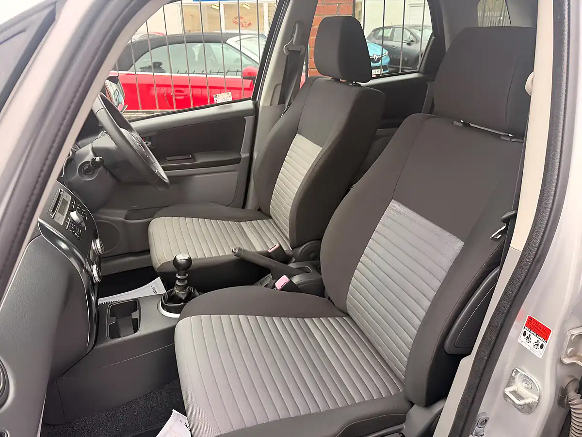 Used 2013 Suzuki SX4 SZ5 4Grip Silver - Interior and Exterior details 11