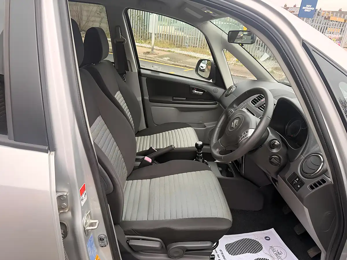 Used 2013 Suzuki SX4 SZ5 4Grip Silver - Interior and Exterior details 16