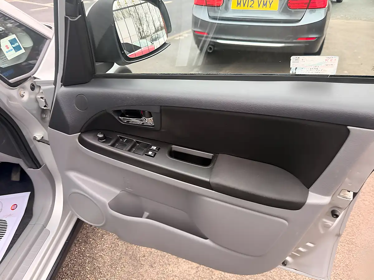 Used 2013 Suzuki SX4 SZ5 4Grip Silver - Interior and Exterior details 17