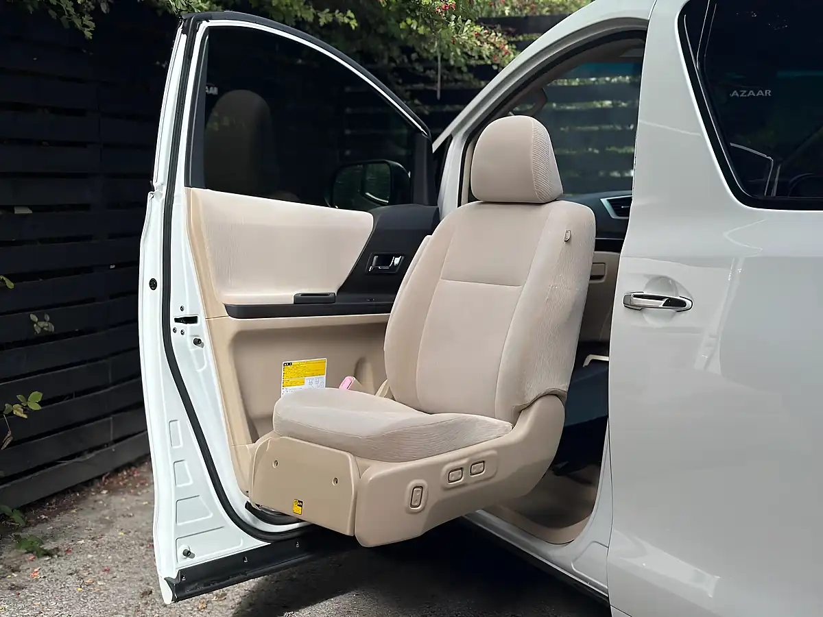 Used 2013 Toyota Alphard 240X Welcab White - Interior and Exterior details 8