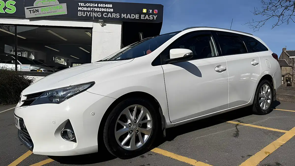 Used 2013 Toyota Auris Excel Touring Sports White - Interior and Exterior details 10