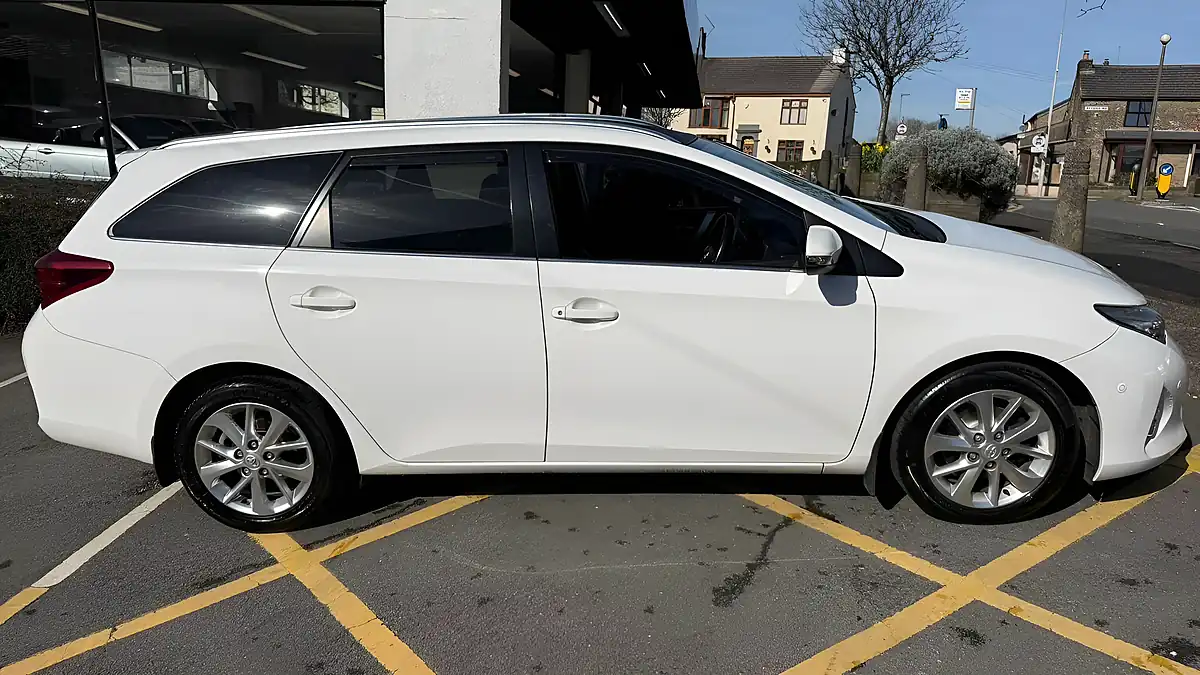 Used 2013 Toyota Auris Excel Touring Sports White - Interior and Exterior details 16
