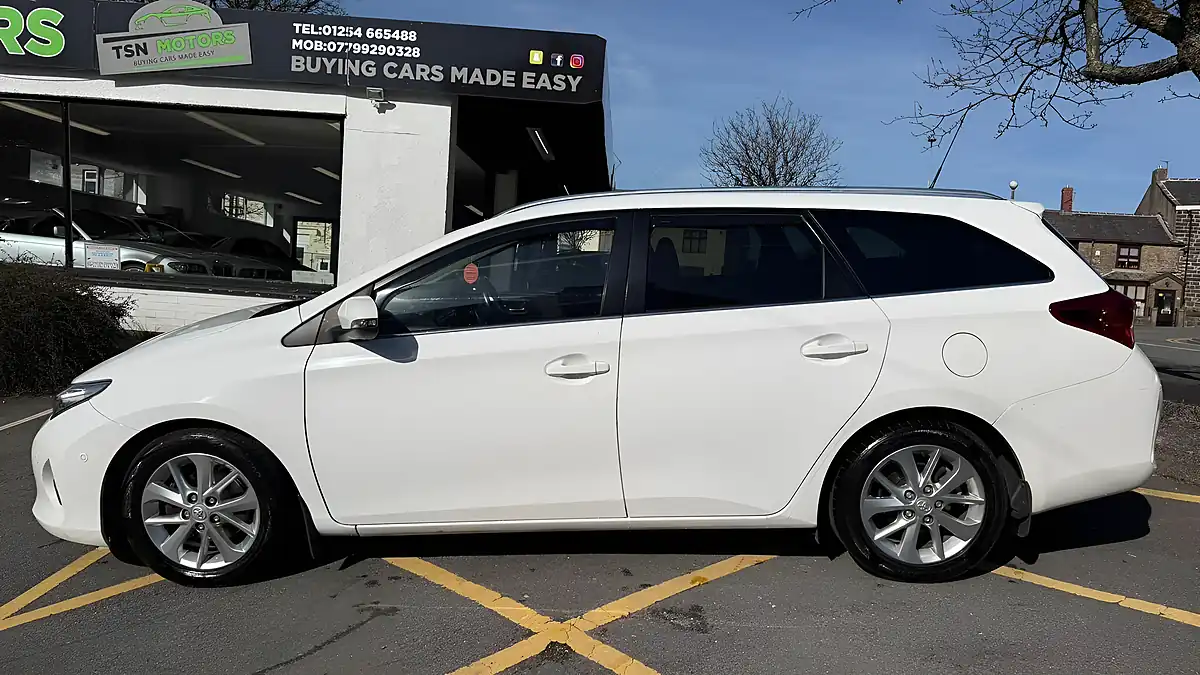 Used 2013 Toyota Auris Excel Touring Sports White - Interior and Exterior details 17