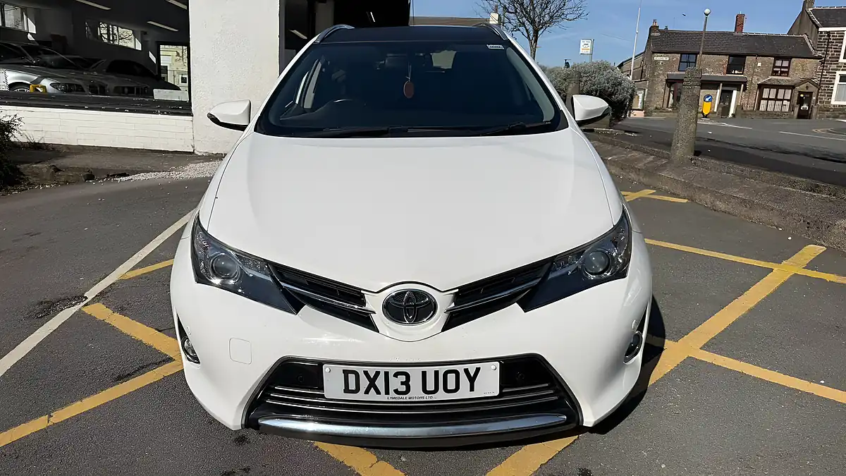 Used 2013 Toyota Auris Excel Touring Sports White - Interior and Exterior details 6