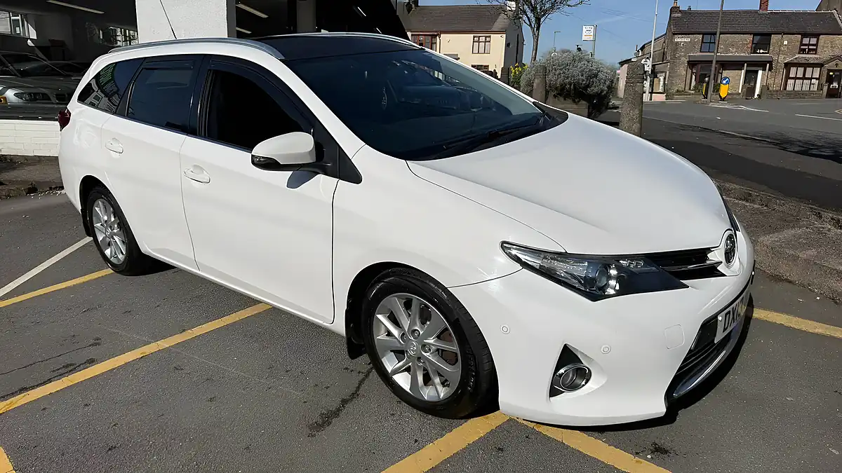 Used 2013 Toyota Auris Excel Touring Sports White - Interior and Exterior details 8