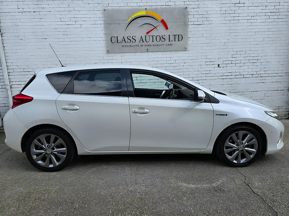 Used 2013 Toyota Auris Excel White - Interior and Exterior details 10