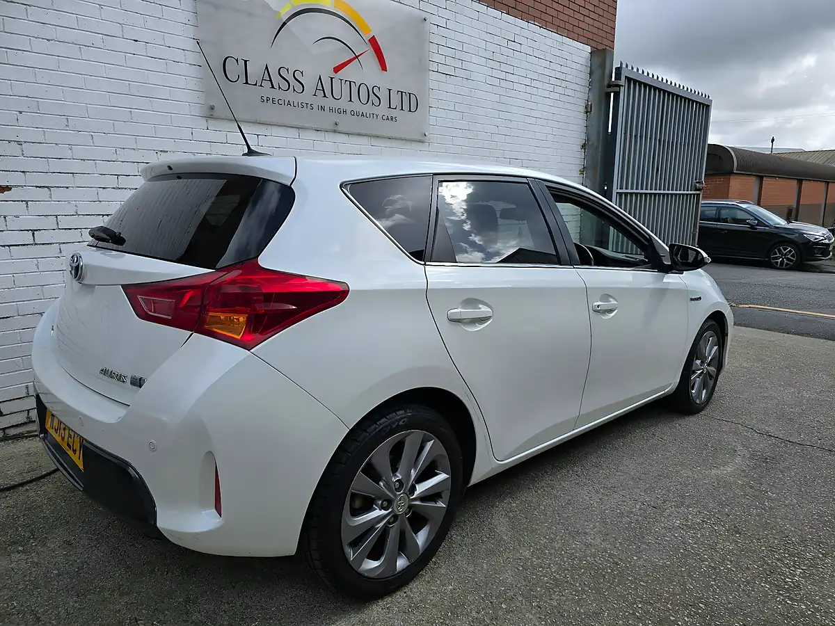 Used 2013 Toyota Auris Excel White - Interior and Exterior details 11