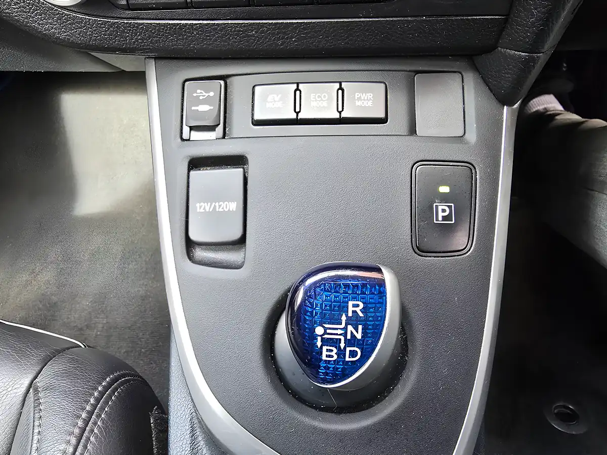 Used 2013 Toyota Auris Excel White - Interior and Exterior details 17