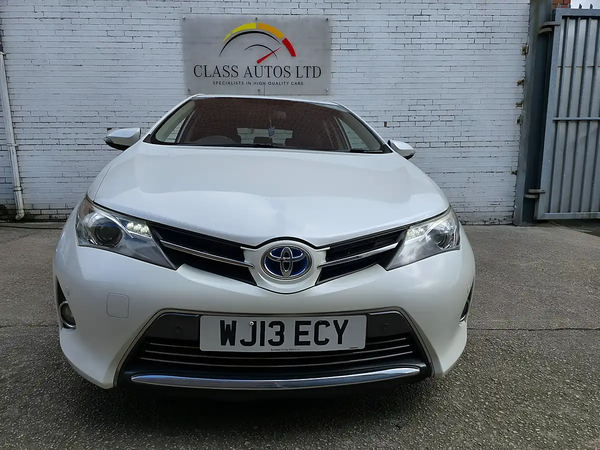 Used 2013 Toyota Auris Excel White - Interior and Exterior details 3