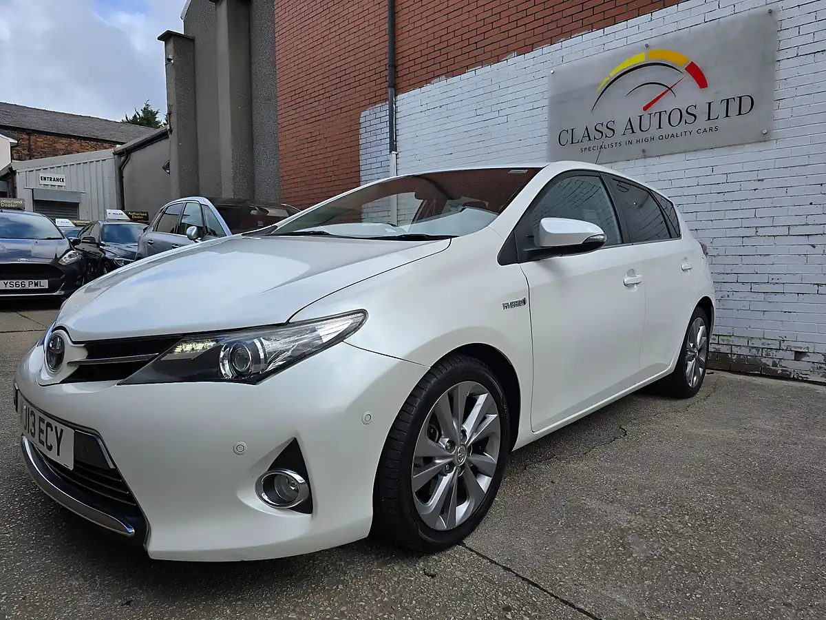 Used 2013 Toyota Auris Excel White - Interior and Exterior details 4