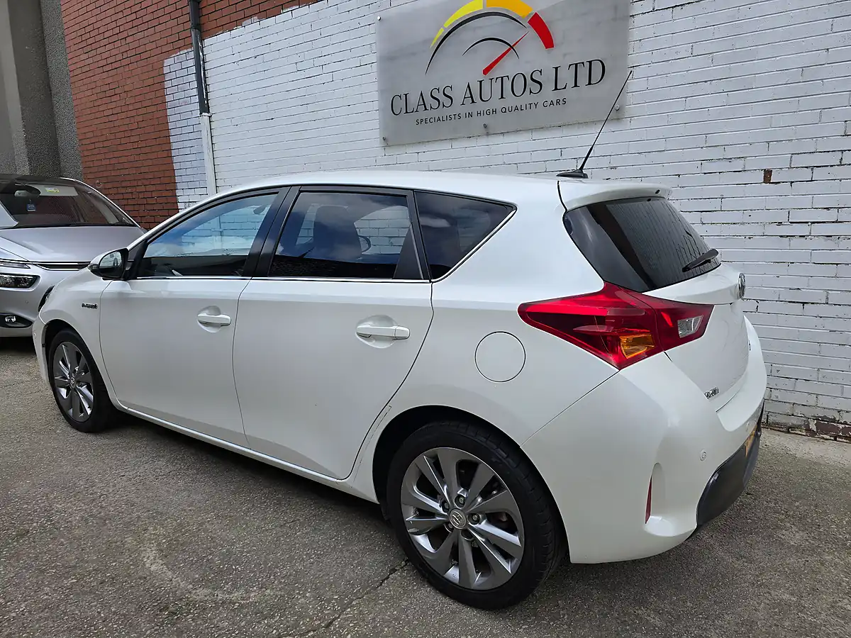 Used 2013 Toyota Auris Excel White - Interior and Exterior details 5