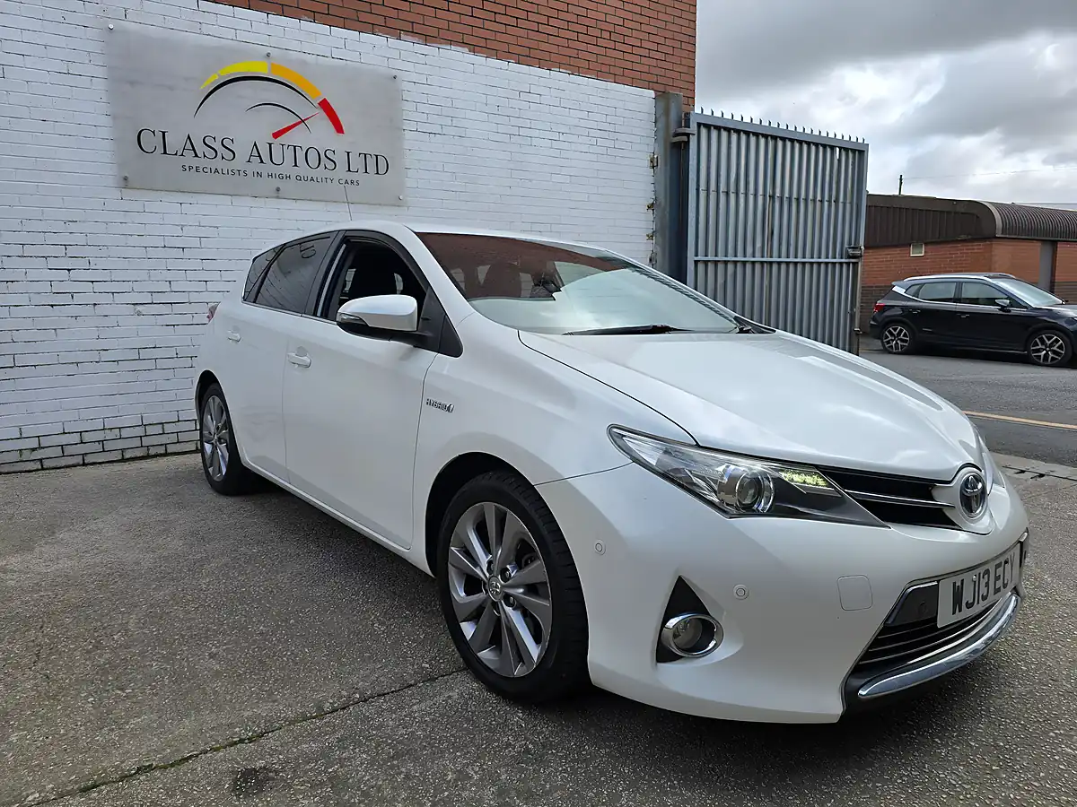 Used 2013 Toyota Auris Excel White - Interior and Exterior details 6