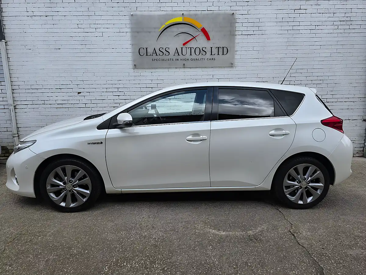 Used 2013 Toyota Auris Excel White - Interior and Exterior details 8