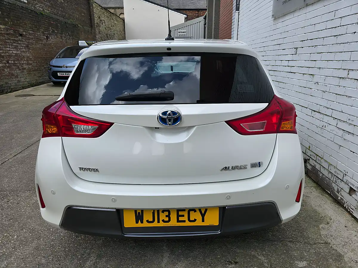 Used 2013 Toyota Auris Excel White - Interior and Exterior details 9