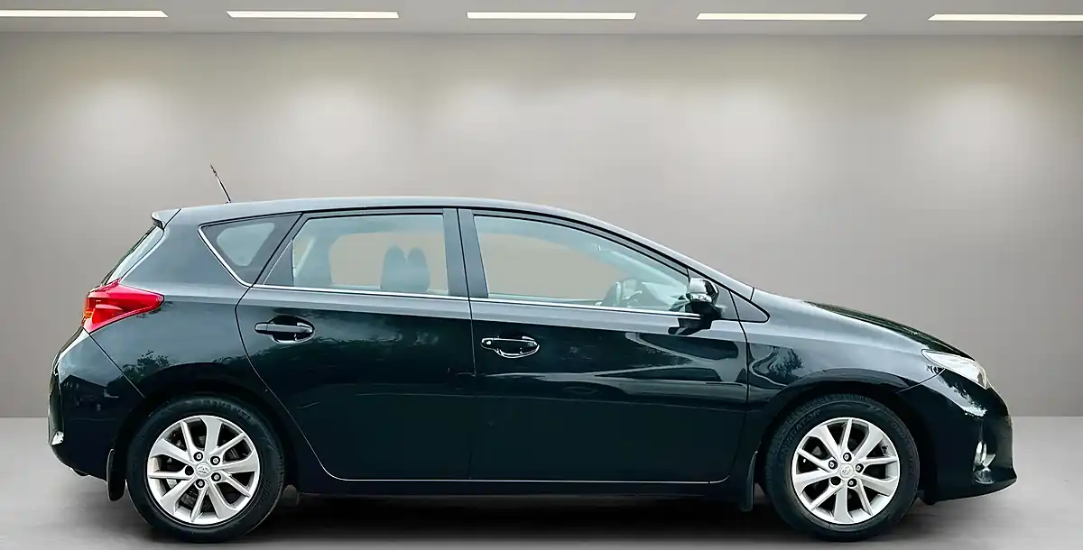 Used 2013 Toyota Auris Icon Black - Interior and Exterior details 18