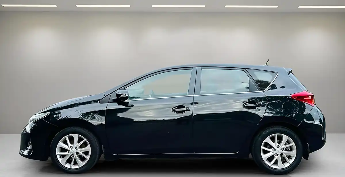 Used 2013 Toyota Auris Icon Black - Interior and Exterior details 5