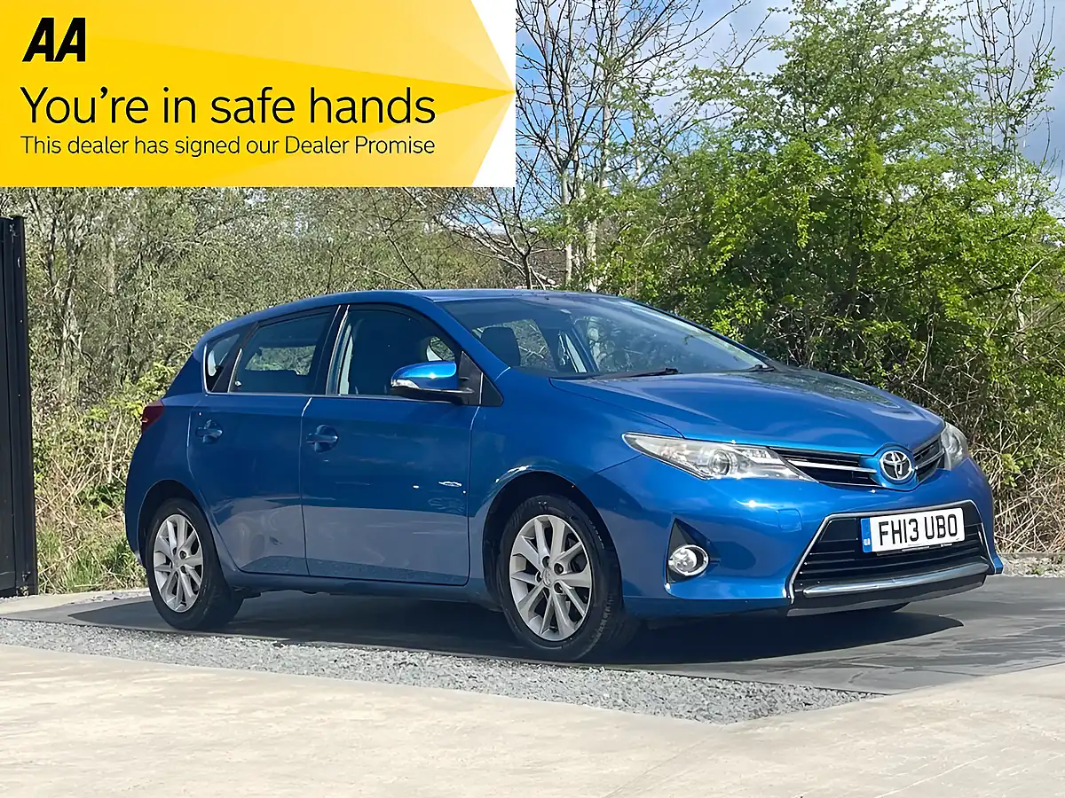 Used 2013 Toyota Auris Icon Blue - Front View