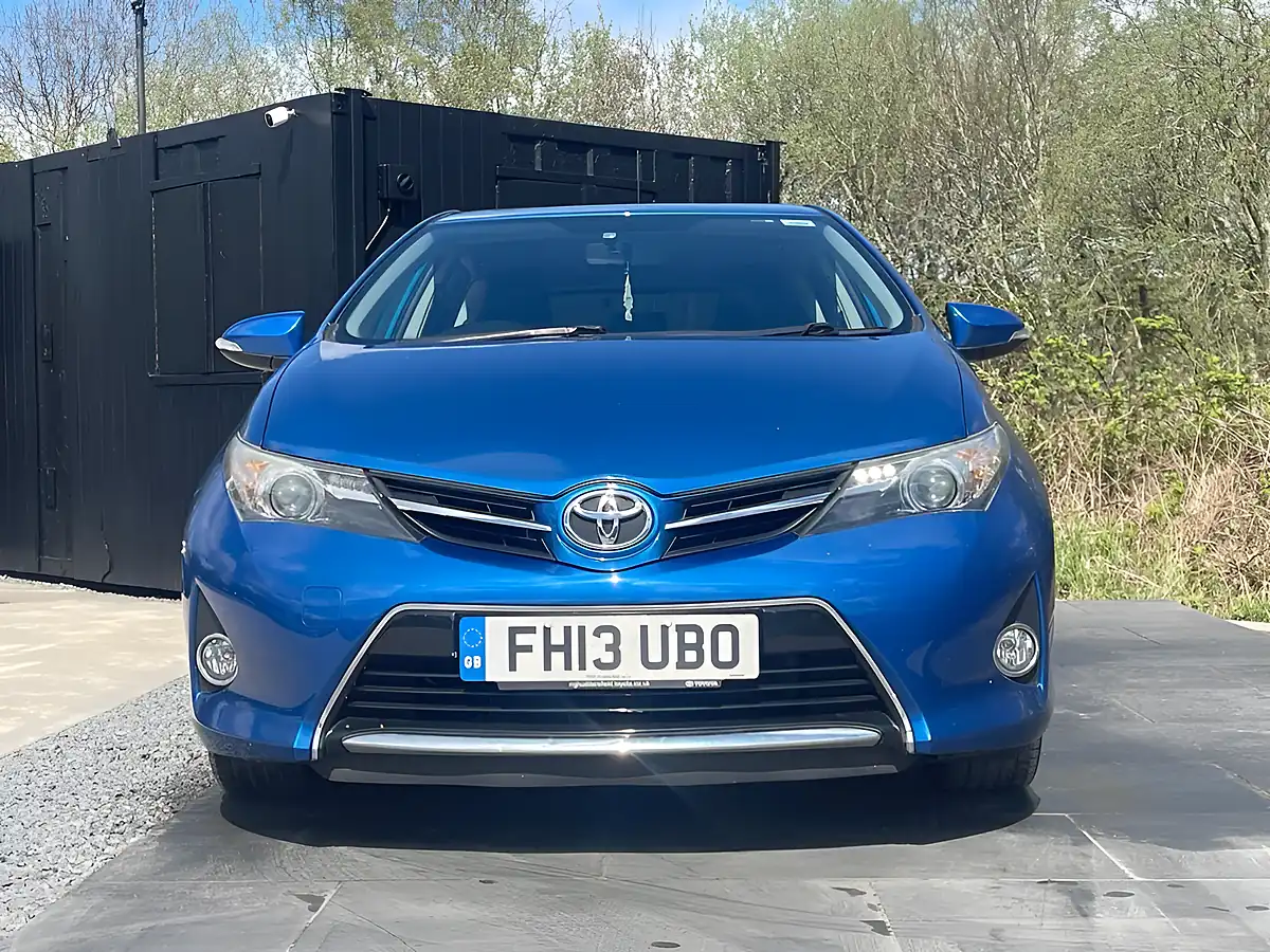 Used 2013 Toyota Auris Icon Blue - Interior and Exterior details 2