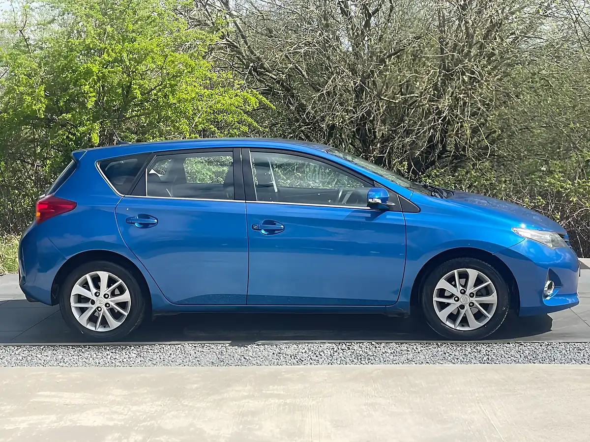 Used 2013 Toyota Auris Icon Blue - Interior and Exterior details 3