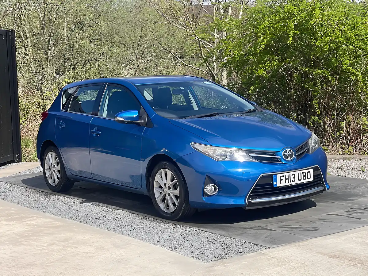 Used 2013 Toyota Auris Icon Blue - Interior and Exterior details 4