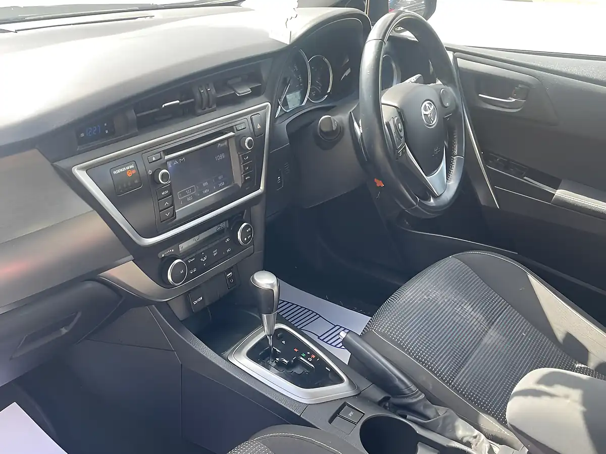 Used 2013 Toyota Auris Icon Blue - Interior and Exterior details 5