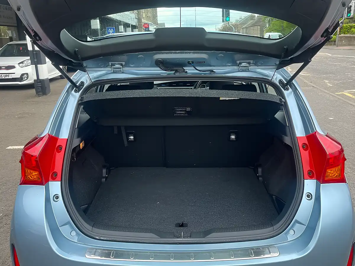 Used 2013 Toyota Auris Icon Blue - Interior and Exterior details 11