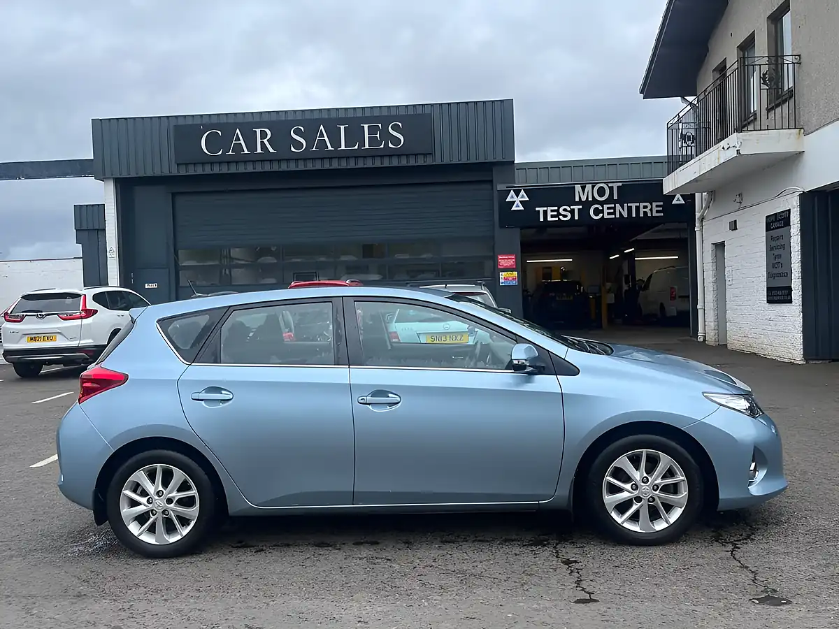 Used 2013 Toyota Auris Icon Blue - Interior and Exterior details 2