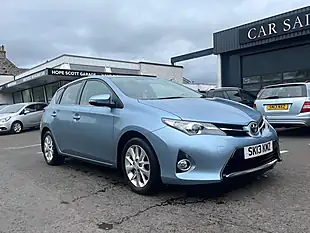 Used 2013 Toyota Auris Icon Blue - Interior and Exterior details 4
